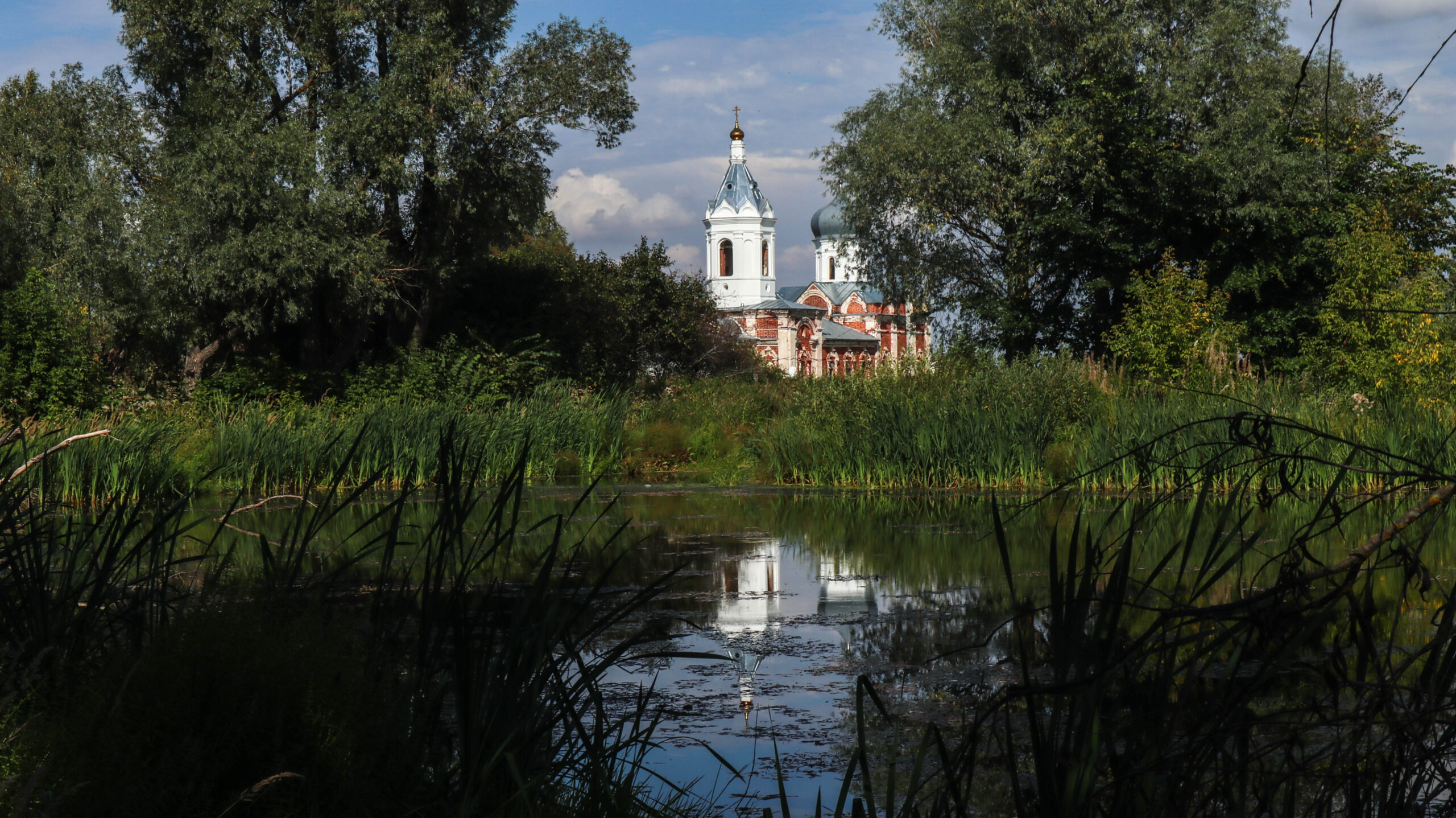 Богородское нижегородская область. Саввинская Церковь и пруд. Храм Мостовая Ульяновск. Балашиха Церковь пруд. Магазин турист Богородск Нижегородской области.